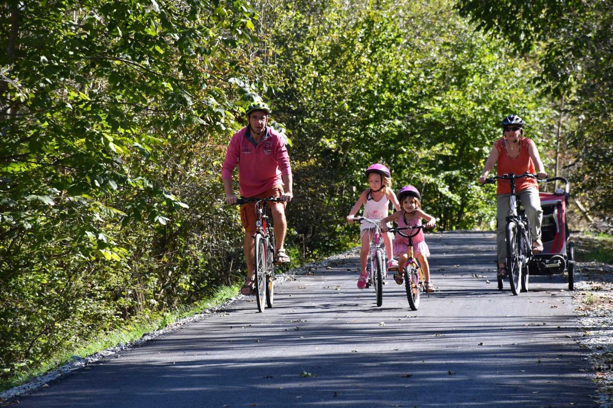 Balade à vélo en famille sur la voie verte