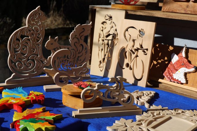 Demonstratie van het snijden en beeldhouwen van hout_Le Bourg-d’Oisans
